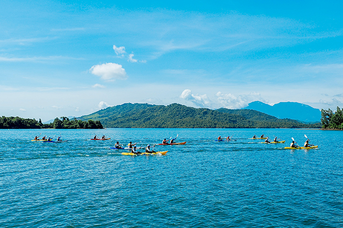 Chèo thuyền kayak trên hồ Phú Ninh. Ảnh: Hoàng Ngô Hải